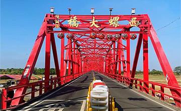 彰化雲林｜西螺大橋：放風箏、野餐、玩滑梯，再到延平老街吃美食、買名產醬油