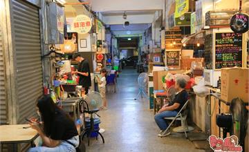 台南│白天是菜市場，夜晚是台南另類宵夜場！友愛市場這幾間店你都吃過嗎~