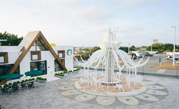 台中后里｜星巴克泰安南門市：幸福驛站主題，夢幻積木城堡和白色旋轉木馬必拍 