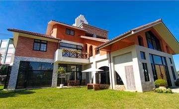 台中新社｜山水啡：優美歐風教堂建築，庭園陽光草坪，輕鬆用餐好拍照 