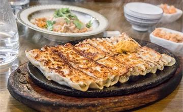 中壢│雲南館/超火爆鐵板脆皮鍋燒貼！道地雲南料理，泡菜還可以免費吃！