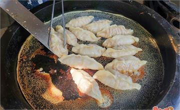 台南│精忠三村「甜蜜餐飲屋」手工煎餃熟客必點！古早味粉漿蛋餅更是迷人~