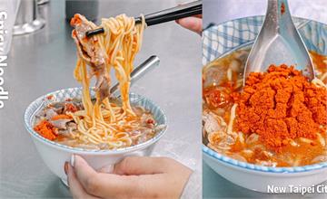 新北三重｜北港龍門生炒鴨肉焿：超酷炫鋼管鴨肉焿，在地飄香30年！堆成辣椒粉山才對味