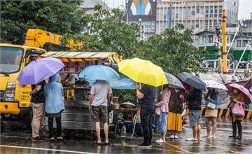 宜蘭│南方澳無名蝦餅/下暴雨撐著雨傘也要排隊的現炸大蝦餅