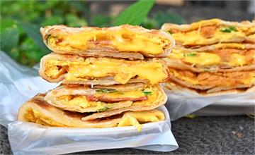 台中│逢甲酥皮蛋餅，外皮煎的酥酥恰恰，搭配起司超邪惡！