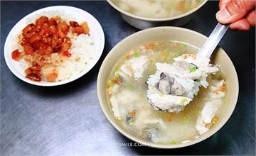 台南中西區│大勇街無名鹹粥，肉燥飯15元，虱目魚、蚵仔滿到快溢出來