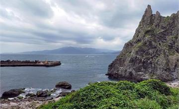 基隆｜基隆嶼：探訪海上龍珠！孤懸海上遺世獨立，迷人火山岩景觀與野百合