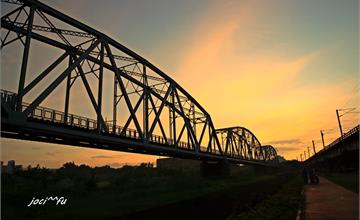 高雄│遙遙相望的大樹舊鐵橋 下淡水溪鐵橋，賞夕陽、遛小孩與毛小孩的好地方