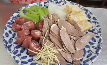 嘉義｜源滷肉飯：傳統在地小吃，菜鴨魯熟肉蟳粿必點！