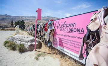 紐西蘭｜內衣圍牆：旅人們瘋迷打卡的內衣圍牆 Cardrona Bra Fence / Bradrona， 卡德羅納景點推薦