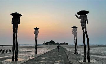 金門｜建功嶼：金門版摩西分海！欣賞夕陽的絕美景點，熱門打卡點「巨大牡蠣人」