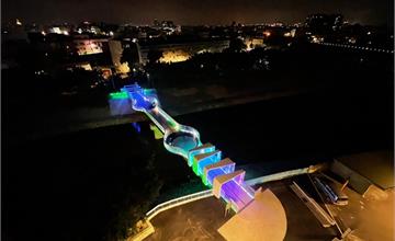 桃園新景點！來「航心橋」看飛機、夜間觀賞七彩炫麗燈光秀