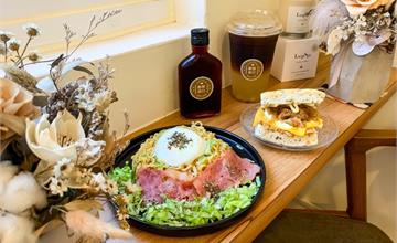 高雄苓雅｜醇粹商行Pura Cafe：藏身於苓雅區商業區裡的寧靜空間！有插座、不限時，適合讀書、辦公