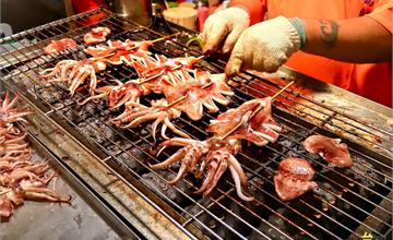 台南｜源伯碳烤魷魚：夜市限定、限量供應！產地直送新鮮魷魚，搭配獨家特調鹹甜醬汁超美味
