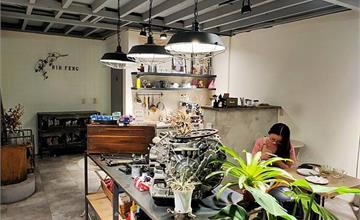 新北新莊｜日豐企業社：被汽車百貨耽誤的下午茶店！超文青特色咖啡廳，入口竟像一般修車廠～新北特色咖啡廳推薦