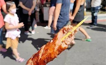 新北｜烏來老街必吃「月球馬告山豬肉香腸」！現烤原住民口味香腸，酥脆又多汁