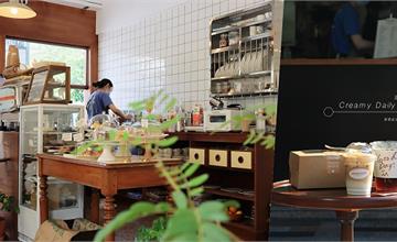 台中│Creamy Daily coffee：豐樂公園旁街角上的紅磚韓系咖啡館！