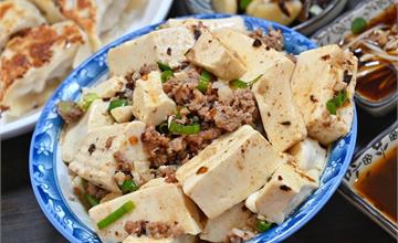 台中│阿忠意麵，只賣平日的厲害煎餃及麻婆豆腐飯，豆腐多到炸掉