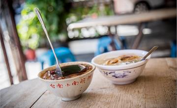 台南小南碗粿|超過六十年碗粿老店，配料超多道地台南碗粿！