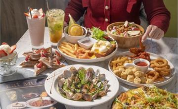 桃園│義沐Eat MU Cafe：早午餐必點「燻鮭魚班尼迪克蛋」，Ｑ軟草莓麻糬鬆餅層次超豐富！