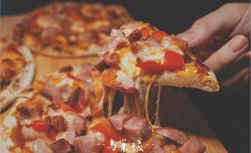 台南友愛市場內百元不到的個人獨享小PIZZA．香酥口感Q彈的餅皮．一吃就愛上！！