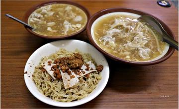 高雄｜阿萬意麵：藏身三民市場內的老字號麵店，必點意麵和肉羹！