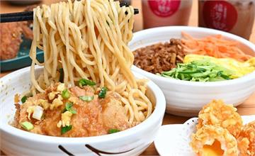 隱身在都市中的秘境咖啡館，主打麵食、披薩及飲品，近台中捷運文心櫻花站