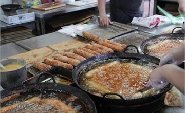 嘉義美食｜東市場必吃銅板美食「阿富網絲肉捲」，金黃外皮的滿餡肉捲只要50元！
