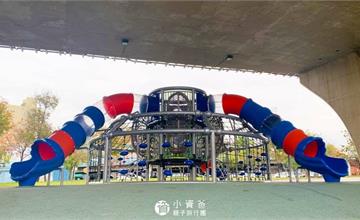 嘉義｜番仔溝公園：橋下的機器人特色遊戲場，玩遊具免曬太陽！