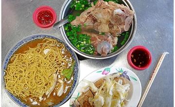 台中｜潭子大骨控臭豆腐花枝炒麵：地人大推的美味小吃！！大骨湯清甜順口，吸管大口喝骨髓