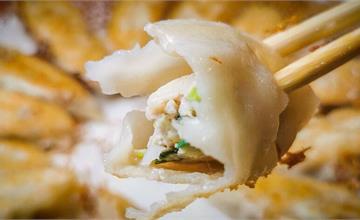 台東｜萬家鄉餃子館：大推酸菜白肉麵超開胃，必吃煎餃滿滿15顆超吸睛！