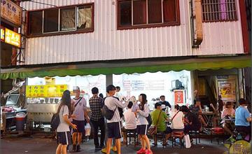 【台中美食】「王印製麵」一中街夜市小吃，乾麵必加獨門麻辣醬！裝潢簡單生意好