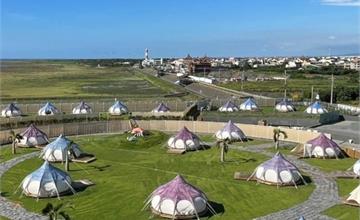 海景第一排！看夕陽享美食「高美濕地」野奢露營10月中旬登場