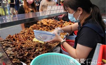 【屏東美食】恆春夜市：墾丁週日限定、在地人常逛，好吃、好玩、好買又平價，還是寵物友善喔！