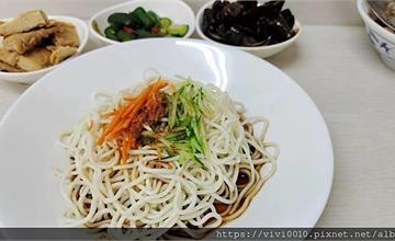 台北萬華｜瓊芳居：老字號涼麵！隱身萬年大樓美食，在地正宗川味清爽超涮嘴
