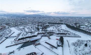五稜郭公園｜北海道函館最浪漫的雪國星城！冬日登塔瞭望雪國夜景、春日欣賞粉色櫻花