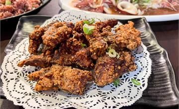 馬祖｜蝦寮食堂：在地超夯必吃餐廳推薦！大推特色紅糟炒飯、紅糟排骨