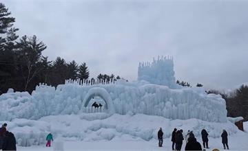 美國新罕布夏州｜ICE CASTLES：宛如冰雪奇緣童話場景！踏上冰城堡、乘上雪橇，體驗美國冬季限定的雪白世界