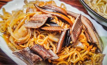 台南｜府堂鱔魚意麵：大火炒新鮮鱔魚，保持嚼勁口感超涮嘴！台南鱔魚小吃推薦
