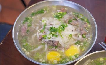 台北|越南河內河粉:南京三民老字號美食,加生蛋黃湯的湯頭無敵威!