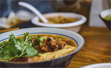 雙北｜6家特色牛肉麵推薦：多款湯頭搭配軟嫩牛肉，飲料可以喝到飽外，這家還是24小時營業！