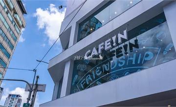 台中|CAFE!N 硬咖啡:人氣連鎖咖啡館進軍台中,公益店走白色塗鴉風!在城市中享受自己的慢步調