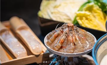 桃園｜怎麻辣頂級鴛鴦鍋：壽星必來青埔美食推薦，幾歲就送幾隻蝦！點四川麻辣湯，鴨血豆腐續到飽！