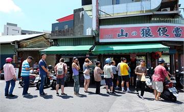 桃園｜山之狼便當：這顆便當真難得！排隊如戰場，數十道配菜、美味主菜，給料不手軟100元有找