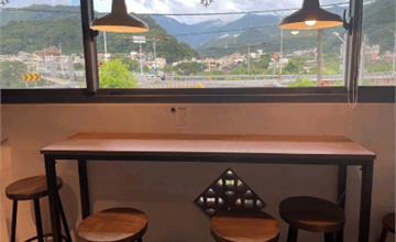 苗栗｜六號老屋咖啡：躲雨邂逅南庄山中秘境！三合院改造咖啡館，無敵風景配手沖