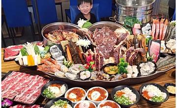 台中｜菁選涮涮鍋：期間限定帝王蟹又來囉！浮誇海鮮船滿滿好料，現撈活蟹飽滿鮮甜