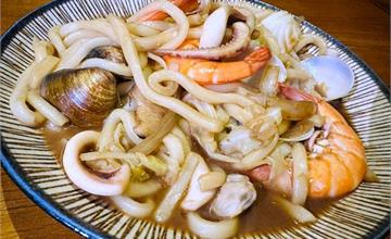 台北｜老崧田居酒屋：獨家必點下酒菜，微辣味噌牛筋煮、培根鵪鶉蛋，美食配美酒就是讚！