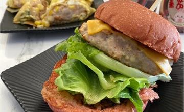 台南｜玏食：四盎司手工拍打漢堡排，Q彈紮實、肉汁飽滿，搭配特製配菜、BBQ醬，讓人一口接一口