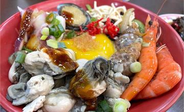 宜蘭｜一鑫園小吃：老饕最愛羅東古早味，海鮮蓋飯、鮮蚵蓋飯鋪得滿滿滿，每口都是豐盛海味