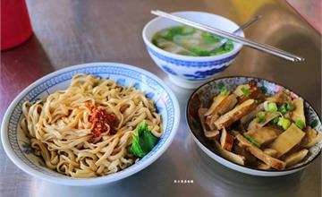 高雄｜寶珠蛋黃麵：高雄人的記憶！Q彈帶勁手工麵X簡單靈魂調味，銅板價也大飽口福